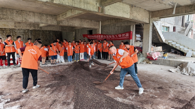 白酒釀造培訓現場。胡鳳至 攝