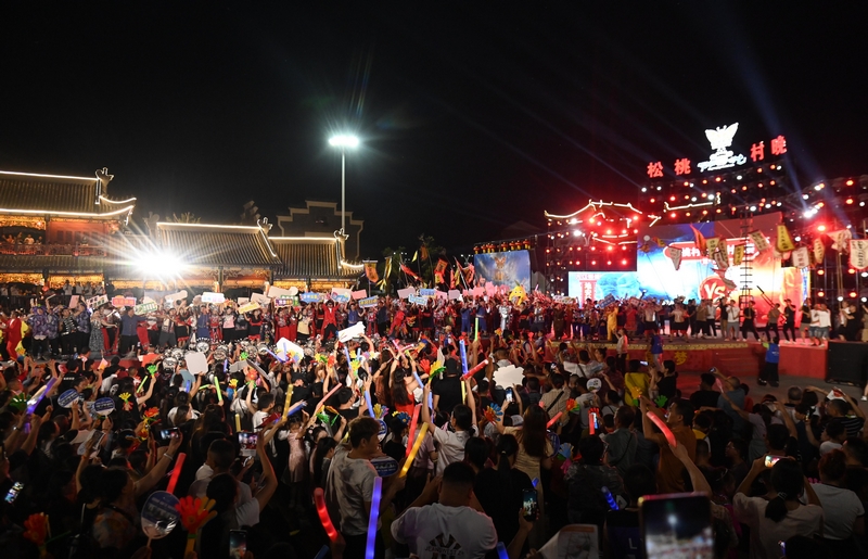 6月14日，松桃苗族自治縣舉行第10期“松桃村晚·村村PK賽”，吸引眾多省內外游客觀看節目。