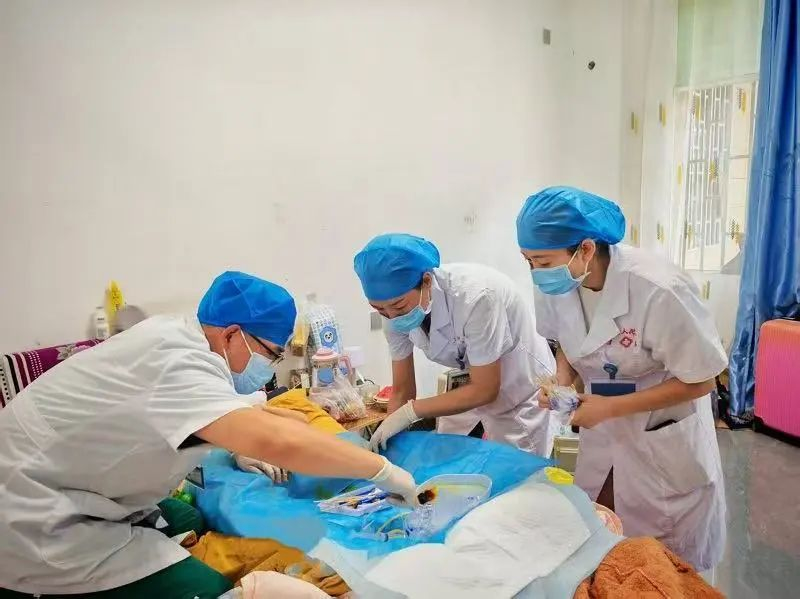 江口縣人民醫(yī)院提供鼻飼管置管、傷口換藥等上門服務(wù)。