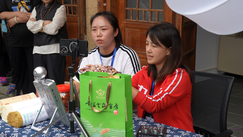 參訓學員進行網絡直播培訓實操。