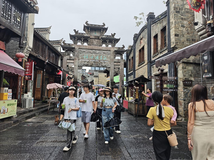 游客在中南門古城內游玩。