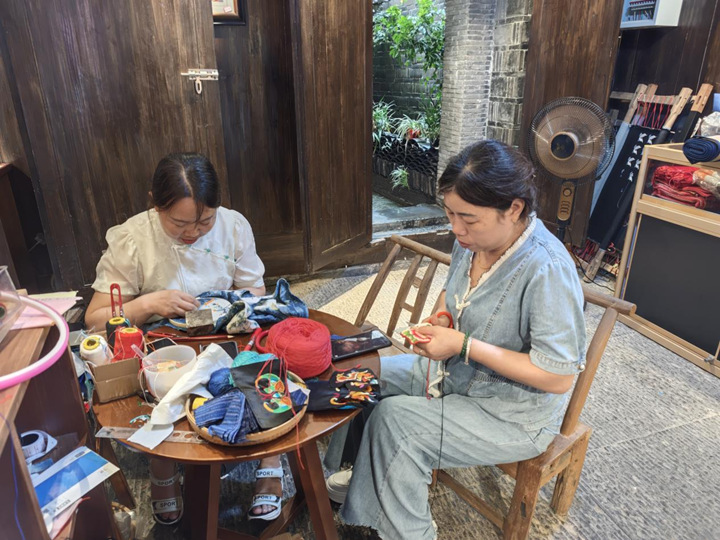 繡娘手中的針線在棉布間穿梭。