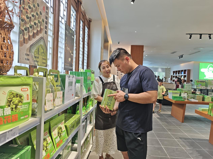 抹茶愛好者們正在挑選產品。