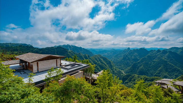 在萬山區朱砂古鎮景區內的放下云居民宿。