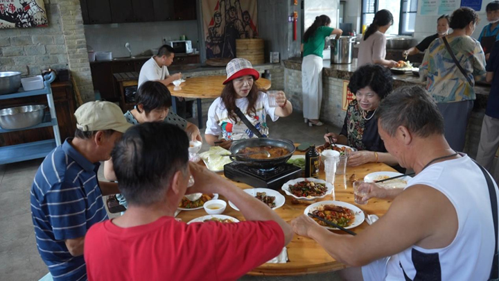 游客正在品嘗特色美食。