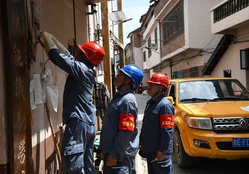 工作人員進村開展配電線路設備巡檢服務。