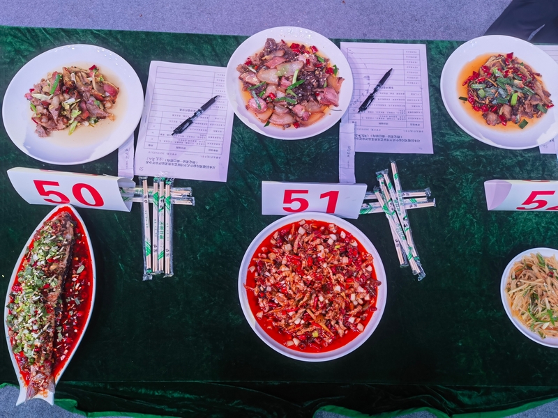 多樣參賽菜品整齊擺放，等待評(píng)選。稅會(huì)靜 攝.jpg