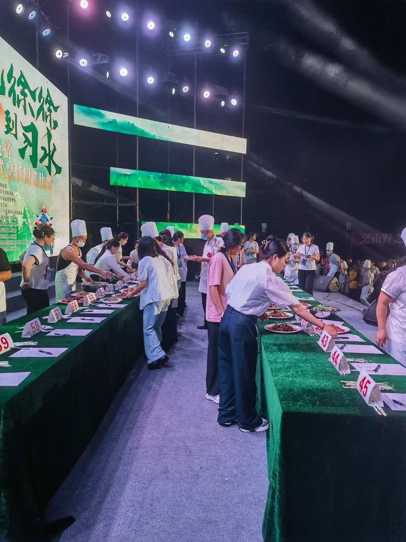 比賽現(xiàn)場，評(píng)委們仔細(xì)品鑒參賽菜品。稅會(huì)靜 攝.jpg