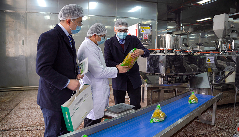 郵儲銀行客戶經理在調研辣椒加工產業。