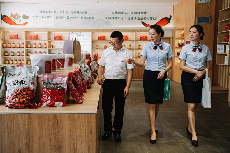 郵儲銀行工作人員走訪辣椒企業。