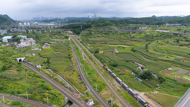 貴州首趟多式聯運“一單制”班列。覃義劼攝