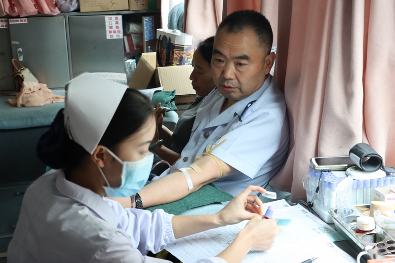 圖為稅務干部參加獻血活動。