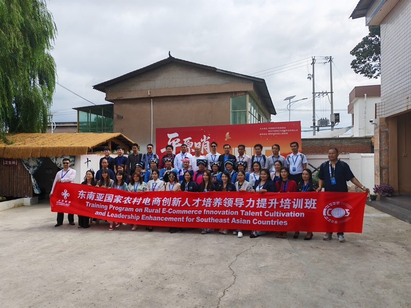 培訓班在清鎮市平原哨村參觀。貴州農業職業學院供圖