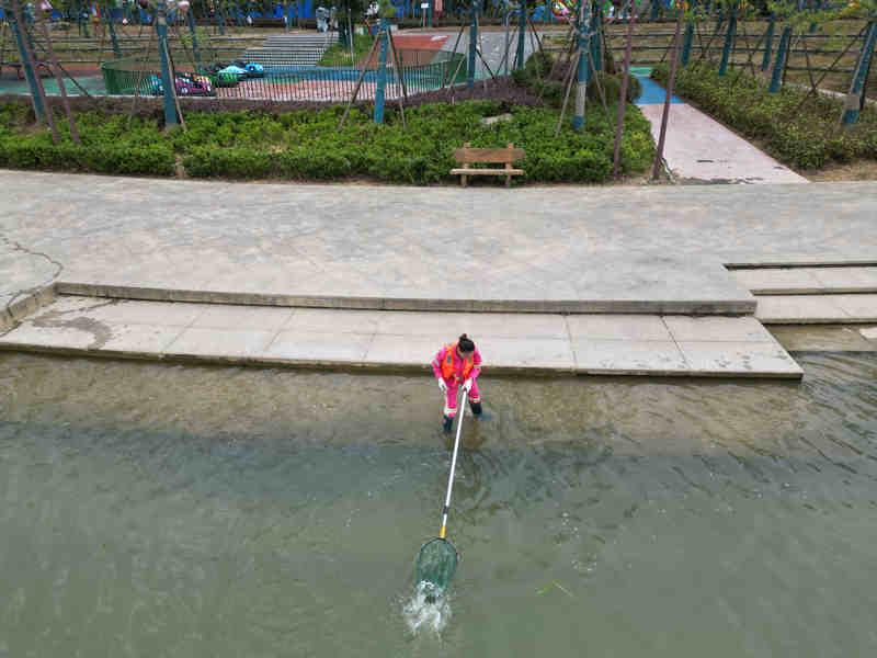 打撈河道垃圾。