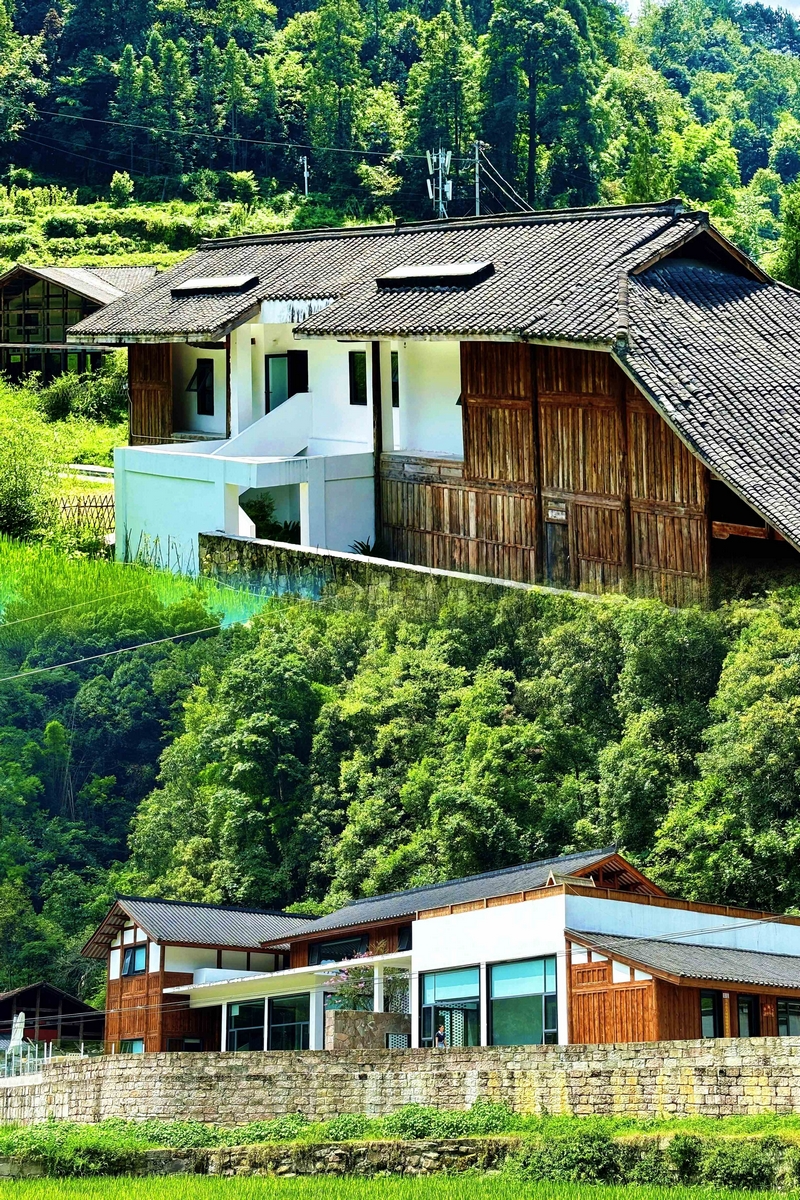 黔北民居的木質骨架與青瓦飛檐錯落交織，藏匿在梯田環抱與山水掩映間。.jpg