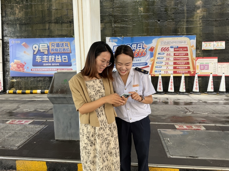 紅花崗區稅務局工作人員輔導納稅人開票(供圖:國家稅務總局紅花崗區稅務局 母麗娜) (2).jpg