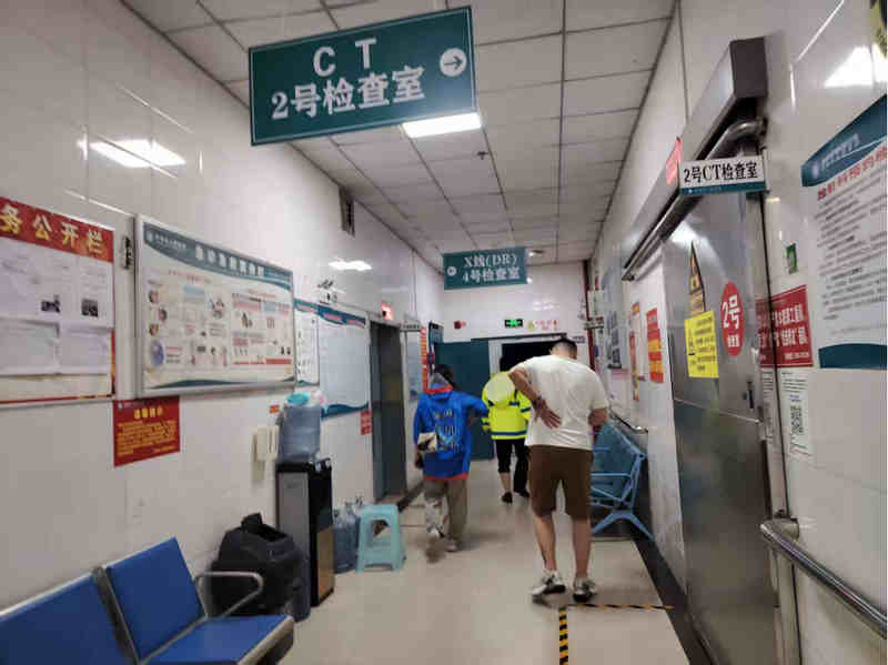 大隊執法人員護送傷者到醫院醫治。