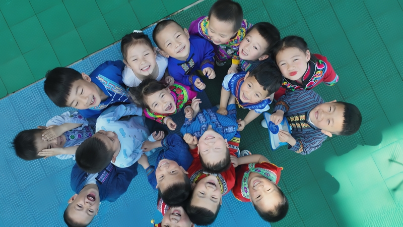 圖為幼兒在園內(nèi)快樂做游戲。