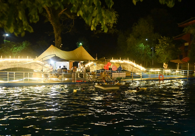 烏羅鎮(zhèn)桃花源景區(qū)改造的泳池已投入使用，游客在“夜泳”。