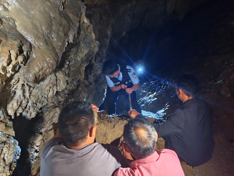 民警借助工具在溶洞中開展救援。習水縣融媒體中心供圖.jpg