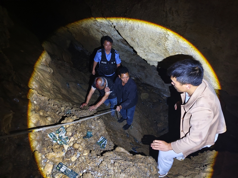 救援人員在溶洞內救助被困者。習水縣融媒體中心供圖.jpg
