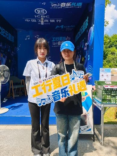 銀行工作人員在音樂節(jié)周邊提供金融服務(wù)。