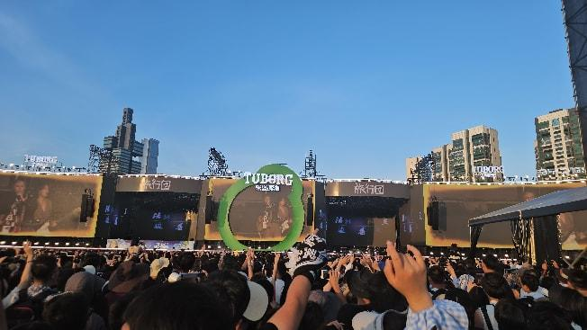 獲銀行票務(wù)系統(tǒng)支持的音樂節(jié)現(xiàn)場熱鬧非凡。