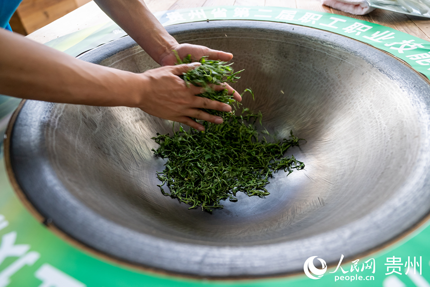 手工綠茶加工比賽現(xiàn)場(chǎng)。人民網(wǎng)記者 涂敏攝