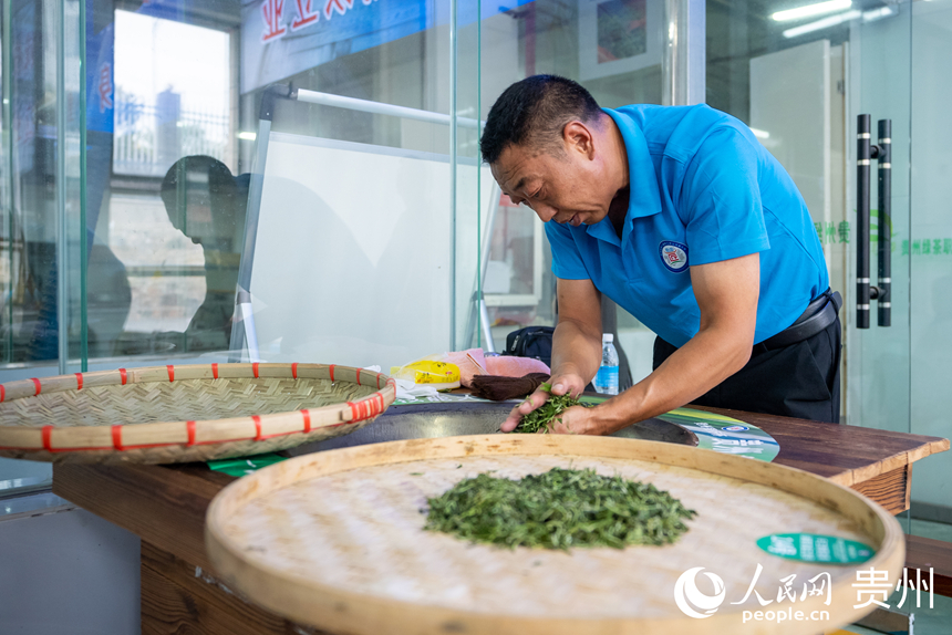 手工綠茶加工比賽現場。人民網記者 涂敏攝