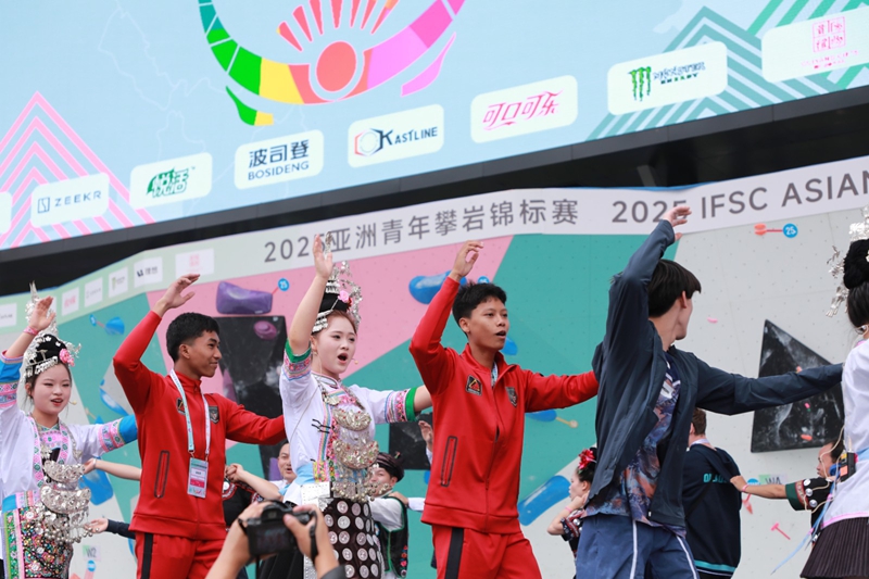 演員與來自亞洲各國(guó)的朋友們攜手共舞。