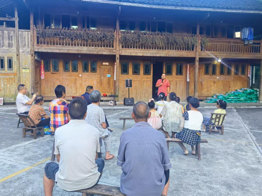 快場村宣傳惠民政策。