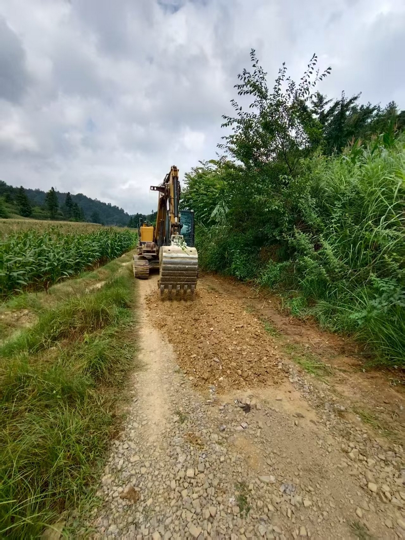 施秉縣牛大場鎮(zhèn)石橋村產(chǎn)業(yè)路施工現(xiàn)場.jpg