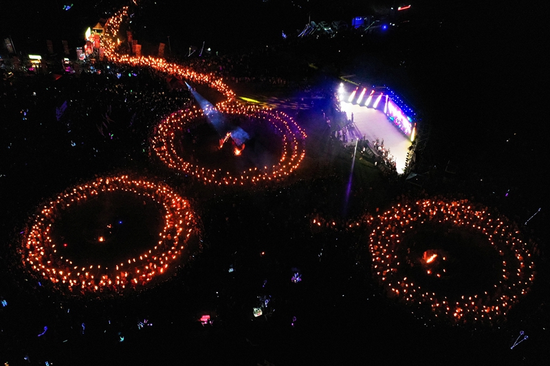2025年雪山灼甫“村歌”示范展示暨“我們的中國夢·文化進萬家”威寧自治縣避暑旅游季火把狂歡、房車露營系列活動期間,人們在進行篝火狂歡。岳剛攝