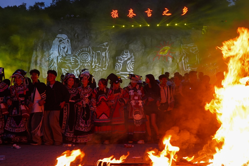 7月19日,在威寧自治縣火把節系列活動板底分會場,各族兒女圍著篝火盡情歡跳。趙慶能 攝