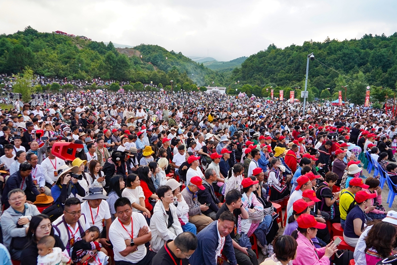 7月19日,在威寧自治縣火把節系列活動板底分會場人山人海。趙慶能攝
