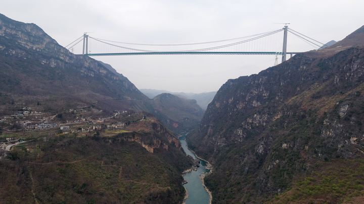 花江峽谷大橋全景。