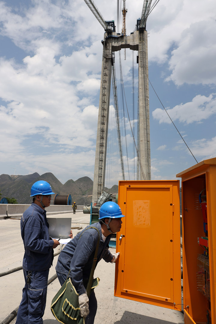 花江峽谷大橋建設過程，駐地南方電網貴州興義供電局上橋開展供電巡檢服務。