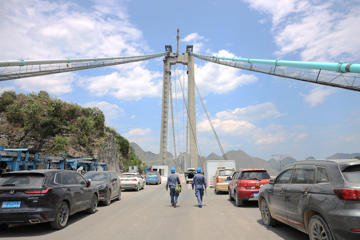 花江峽谷大橋建設過程，駐地南方電網貴州興義供電局上橋開展供電巡檢服務。