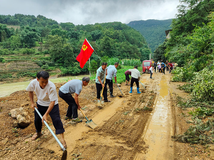 黨員志愿者和群眾在大河鎮柳源村清淤疏通道路。