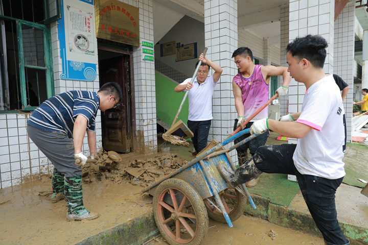 縣級支援隊伍清理淤泥。