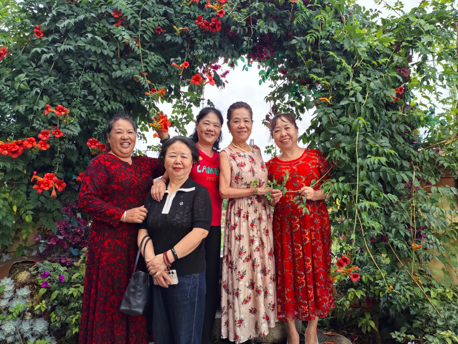 前來這里拍照打卡、休閑娛樂的游客。