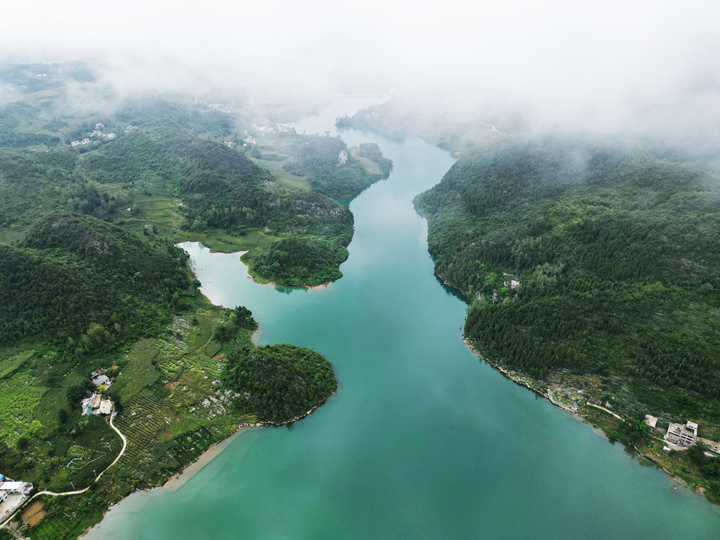 初秋時(shí)節(jié)的貴州省黔西市甘棠鎮(zhèn)櫻桃坪水庫，山水之間晨霧起落，景美如畫。 