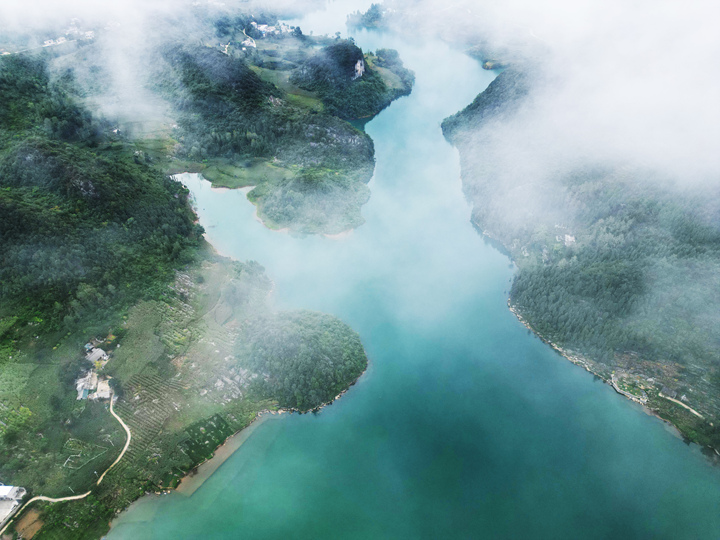 初秋時(shí)節(jié)的貴州省黔西市甘棠鎮(zhèn)櫻桃坪水庫(kù)，山水之間晨霧起落，景美如畫(huà)。 