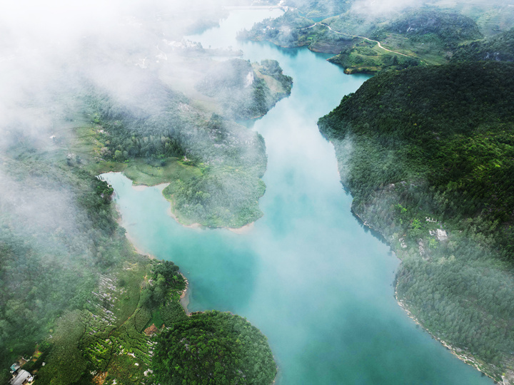 初秋時(shí)節(jié)的貴州省黔西市甘棠鎮(zhèn)櫻桃坪水庫，山水之間晨霧起落，景美如畫。 