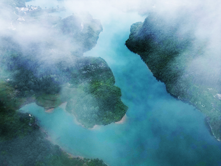 初秋時節的貴州省黔西市甘棠鎮櫻桃坪水庫，山水之間晨霧起落，景美如畫。 