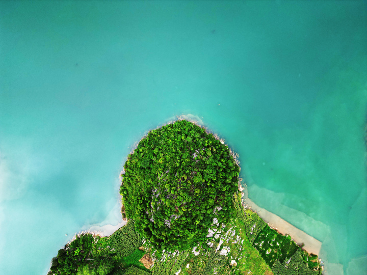 初秋時節的貴州省黔西市甘棠鎮櫻桃坪水庫，山水之間晨霧起落，景美如畫。 