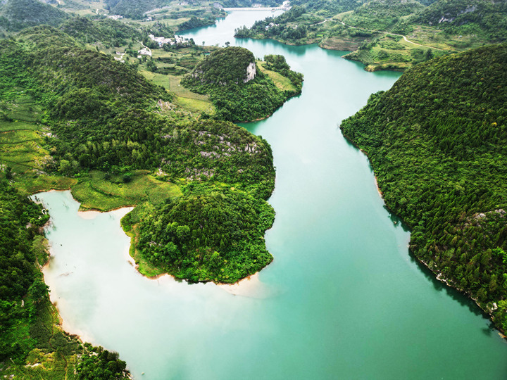 初秋時節的貴州省黔西市甘棠鎮櫻桃坪水庫，山水之間晨霧起落，景美如畫。 