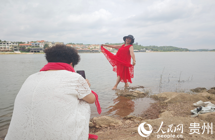 游客在紅楓湖邊拍照打卡。人民網 黃小桃攝