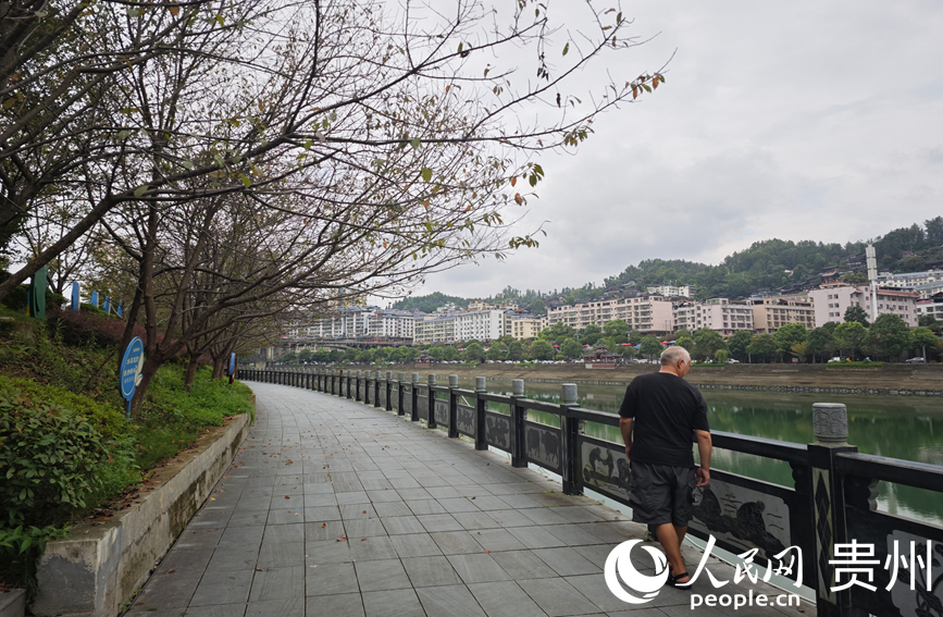 游客在錦屏縣河長制主題公園漫步。人民網 黃小桃攝