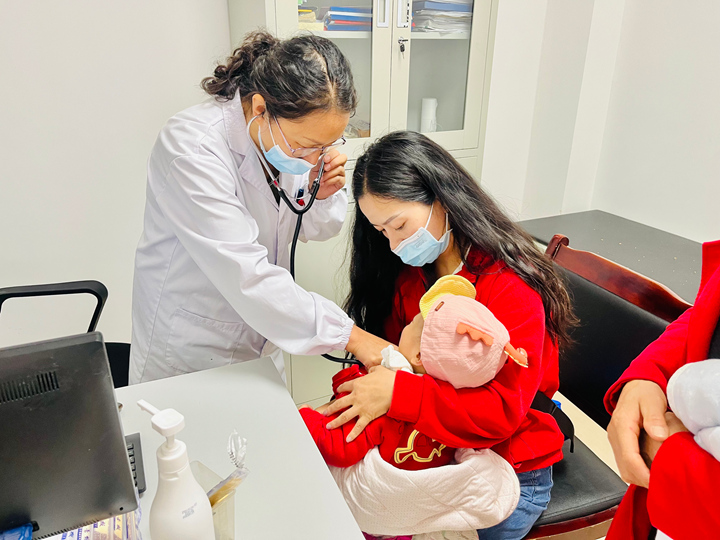 威寧自治縣婦幼保健院醫務人員正在為兒童檢查。